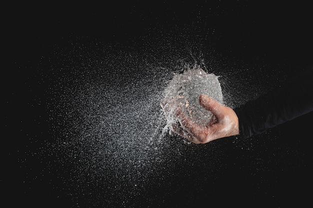 Hochgeschwindigkeitsfotografie, die den Moment der Explosion eines Wasserballons festhält