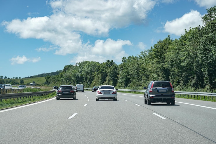 Foto hochgeschwindigkeitsstraße mit fahrenden autos autobahn und autos