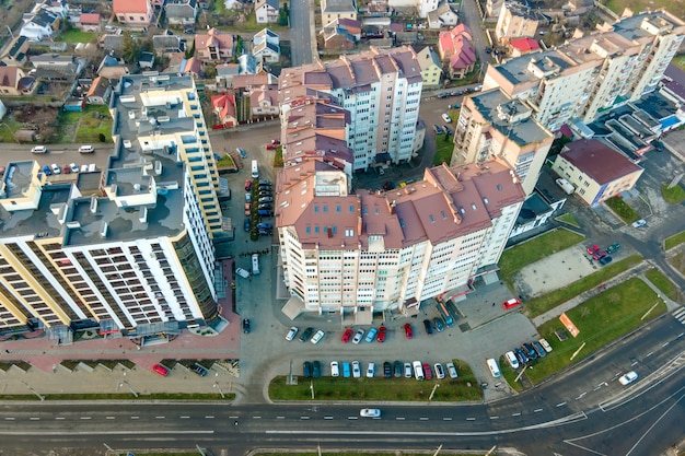 Hochhäuser und Straßen mit Verkehr im Wohngebiet der Stadt.