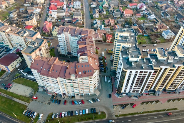 Hochhäuser und Straßen mit Verkehr im Wohngebiet der Stadt