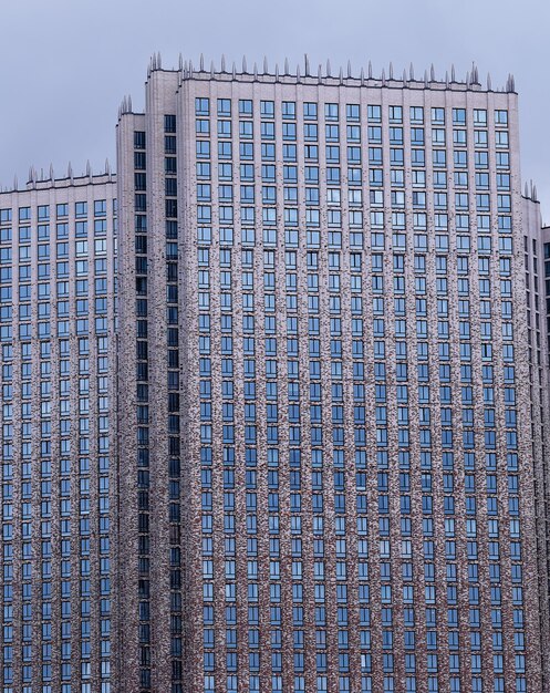 Hochhaus im Moskauer Architekturhintergrund