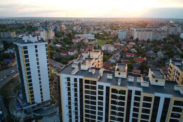 Hochhaus in städtischer Wohngegend Immobilienentwicklung