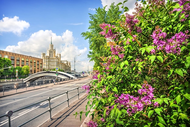 Hochhaus-Wolkenkratzer am Kotelnicheskaya-Damm und lilafarbene Yauza-Fluss-Tessinsky-Brücke Moskau