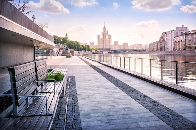 Hochhaus-Wolkenkratzer am Ufer der Kotelnitscheskaja und Bänke am Ufer der Moskwa in Moskau