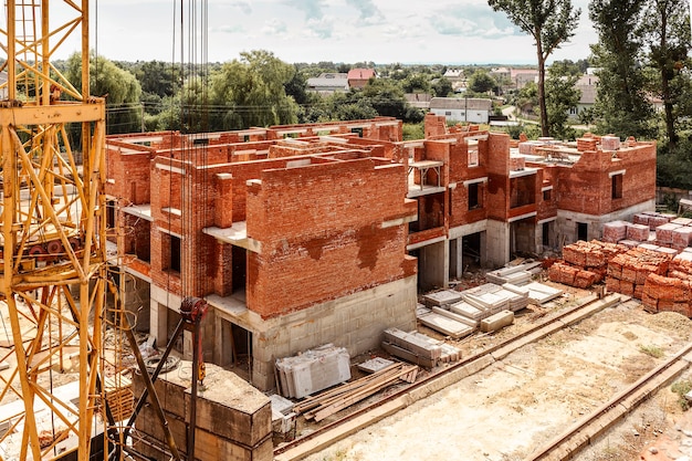 Hochhausbaustelle mit bodenplatten eisenbeschläge und turmdrehkran