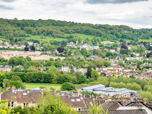 Hochlandansicht der Stadt Bath in England unter bewölktem Himmel