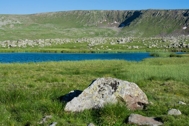 Hochlandsee im grünen natürlichen Hintergrund in Artvin