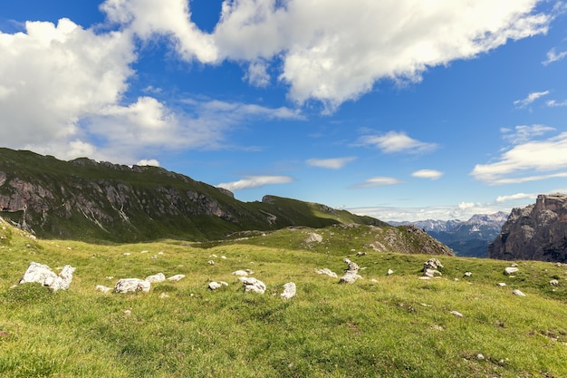 Hochplateau in den italienischen Dolomiten an einem schönen Sommertag