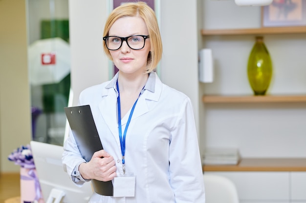 Hochprofessioneller Arzt am Arbeitsplatz