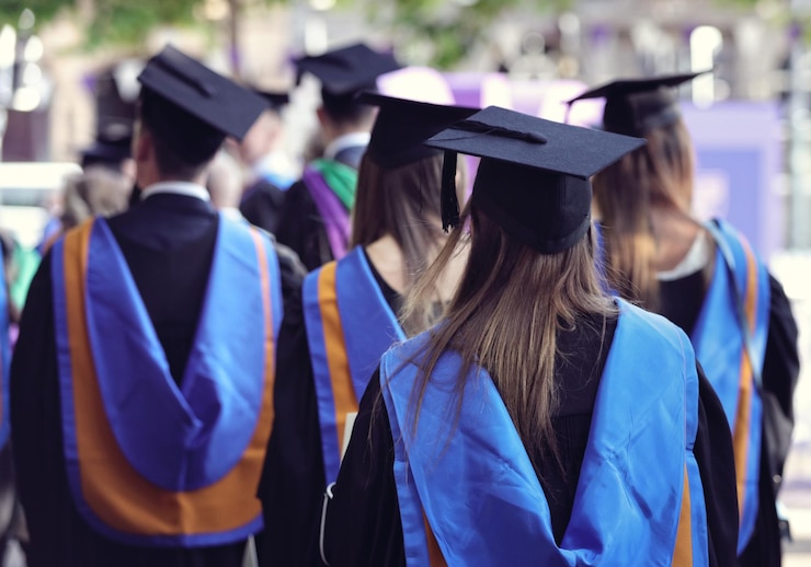 Foto hochschulabsolventen bei der abschlussfeier