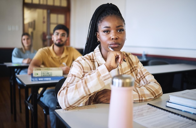 Hochschulbildung und Denken mit einer schwarzen Studentin im Unterricht während einer Vorlesung oder Unterrichtsstunde zum Lernen Studiere Schule oder Stipendium mit einer Schülerin, die zur Entwicklung in einem Klassenzimmer sitzt