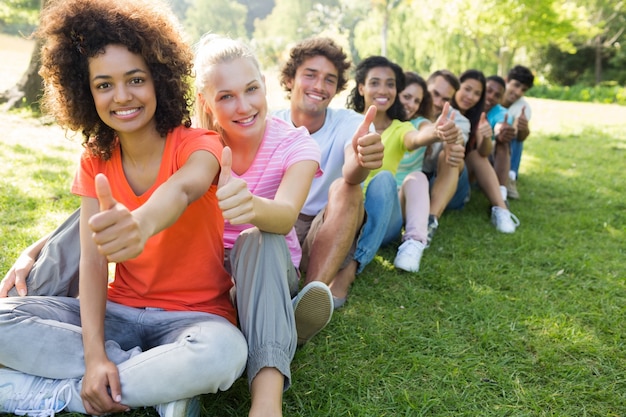 Hochschulstudenten, die Daumen oben gestikulieren