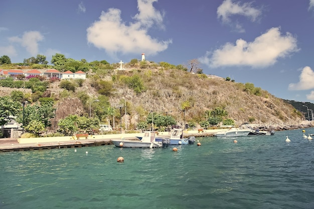 Hochseekreuzfahrt Exotische Urlaubsideen Urlaub Meer Strand Tropische Insel Küste Marineschiffe Docks Stbarts blaues Wasser Reisen und Fernweh Tourismuskonzept Sommerurlaubsziele