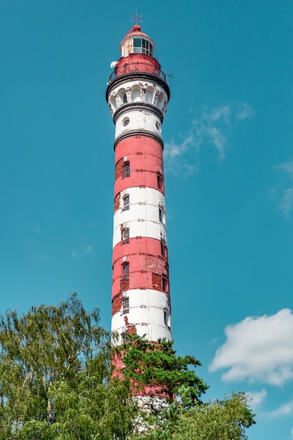 Hochseeleuchtturm und blauer Himmel im Hintergrund