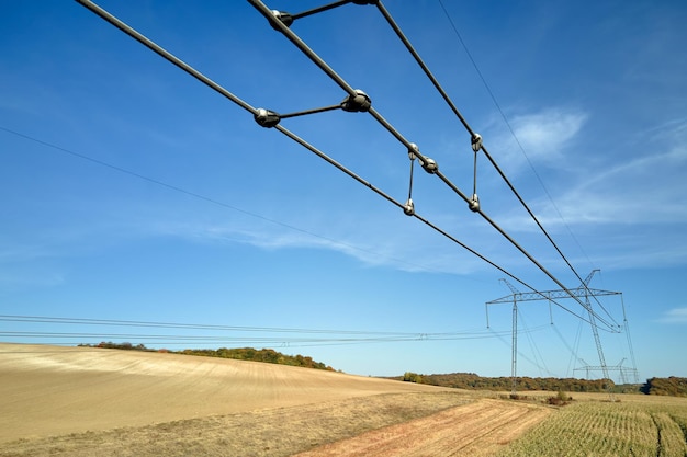 Hochspannungsisolationskette auf Stahlsäule mit Stromleitungen zur sicheren Lieferung elektrischer Energie durch Kabeldrähte über große Entfernungen