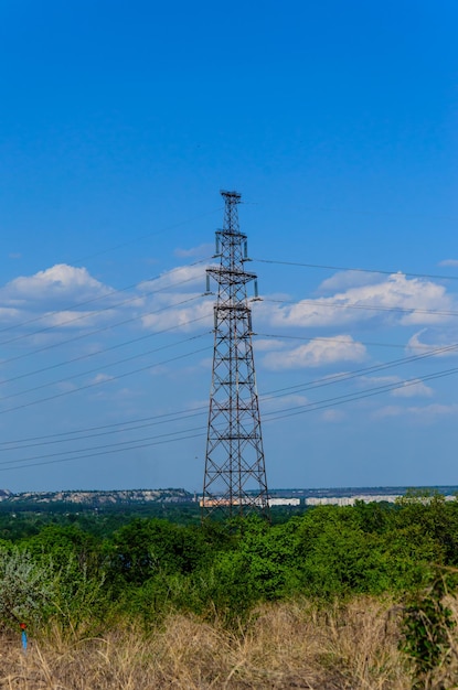 Hochspannungsleitung gegen blauen Himmel