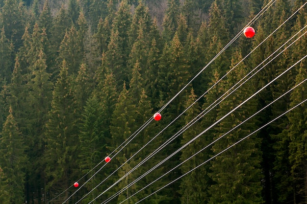 Hochspannungsleitung mit großem Ball für warnende Piloten, tief fliegende Flugzeuge und Hubschrauber.