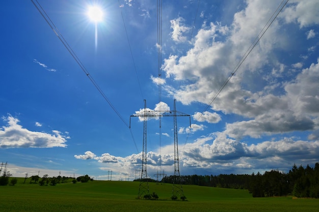 Hochspannungsmasten Blauer Himmel mit Wolken und Sonne in der Natur Konzept für Technik und Industrie