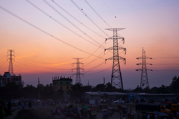 Hochspannungsmasten mit farbenfrohen Landschaften nach Sonnenuntergang