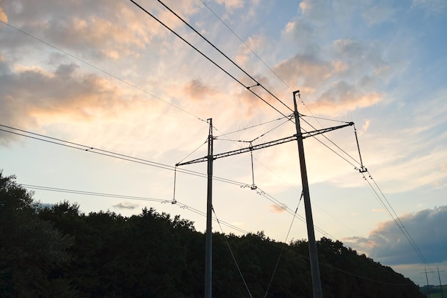 Hochspannungsturm mit Stromleitungen bei Sonnenuntergang