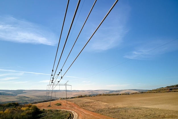 Hochspannungsturm mit Stromleitungen, die elektrische Energie durch Kabeldrähte übertragen