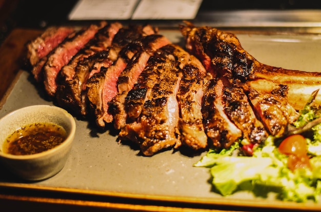 Hochwertiges argentinisches Fleisch für den Import, zubereitet auf dem Grill