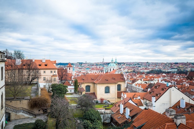 Hochwinkel-Aufnahme von Stadtlandschaft gegen Wolken