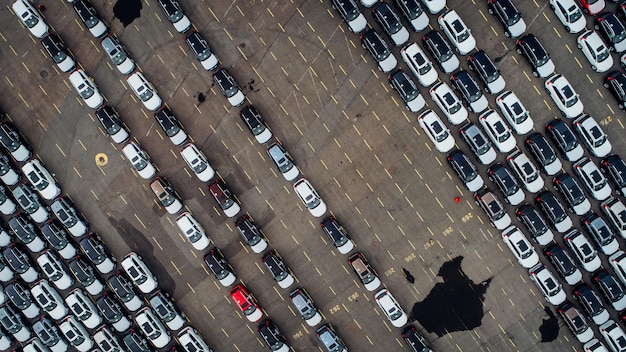 Hochwinkel-Autos auf der Fähre