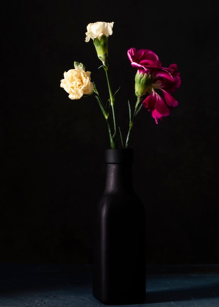 Foto hochwinkel blühende rosen in vase