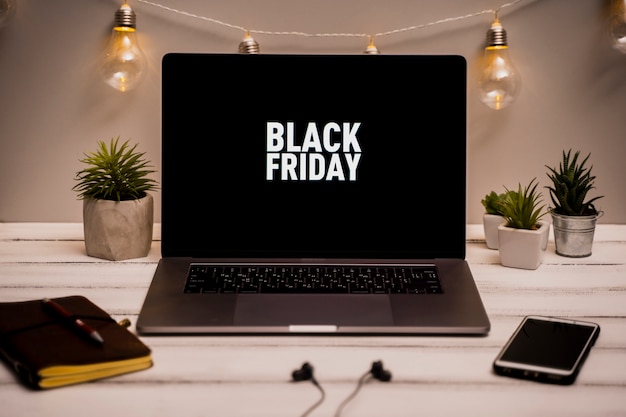 Hochwinkel des Laptops mit Black Friday auf dem Desktop