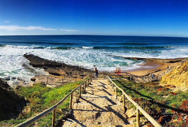 Hochwinkel-Treppe am Strand vor klarem blauen Himmel