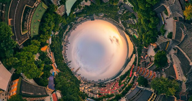 Foto hochwinkelansicht auf bäume und gebäude in der stadt