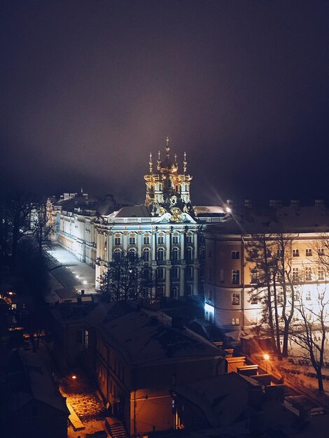 Foto hochwinkelansicht auf beleuchtete gebäude in der stadt bei nacht