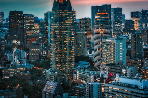 Hochwinkelansicht auf beleuchtete Gebäude in der Stadt gegen den Himmel in Tokio