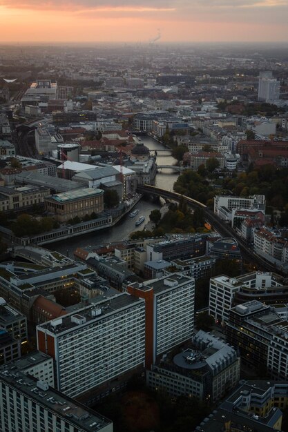 Foto hochwinkelansicht auf beleuchtete stadtgebäude gegen den himmel bei sonnenuntergang