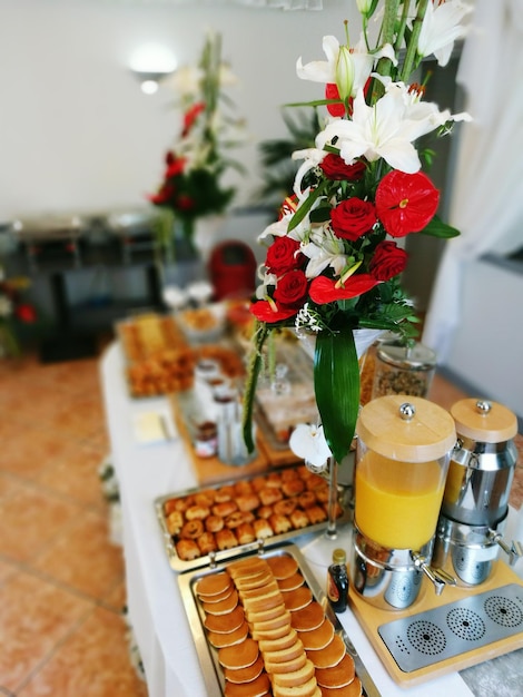 Foto hochwinkelansicht auf bouquet und essen auf dem tisch zu hause