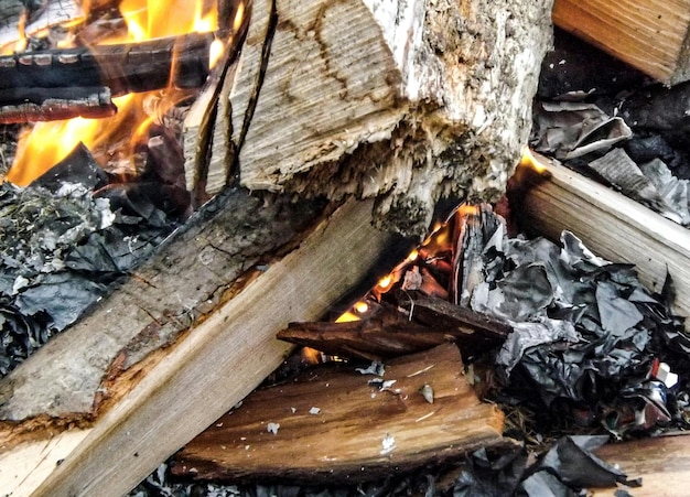 Hochwinkelansicht auf brennendes Brennholz