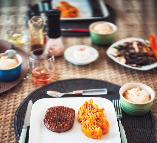 Foto hochwinkelansicht auf das auf dem tisch servierte essen