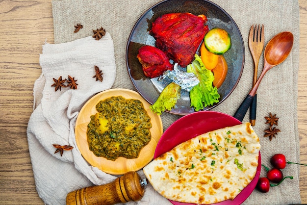 Hochwinkelansicht auf das auf dem Tisch servierte Essen