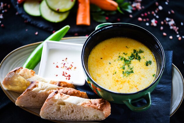 Hochwinkelansicht auf das auf dem Tisch servierte Essen