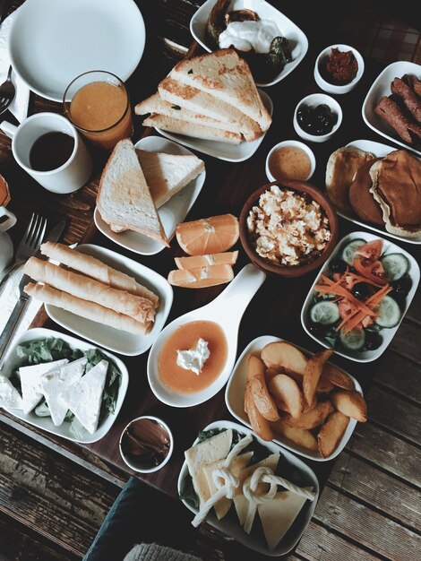 Foto hochwinkelansicht auf das auf dem tisch servierte essen