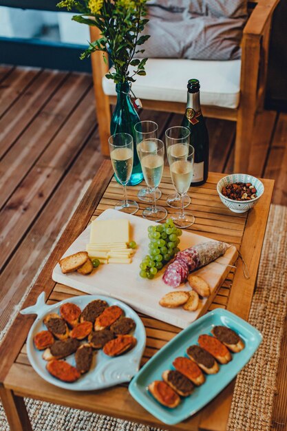 Foto hochwinkelansicht auf das auf dem tisch servierte essen