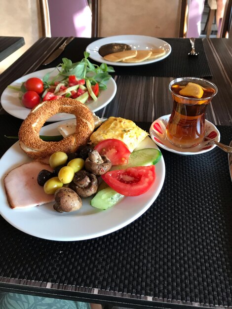 Hochwinkelansicht auf das auf dem Tisch servierte Frühstück.