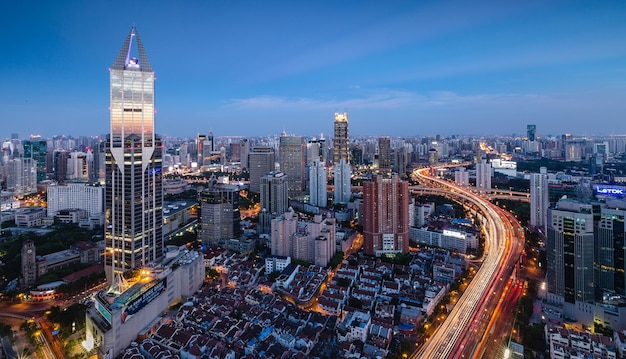 Hochwinkelansicht auf das beleuchtete Shanghai