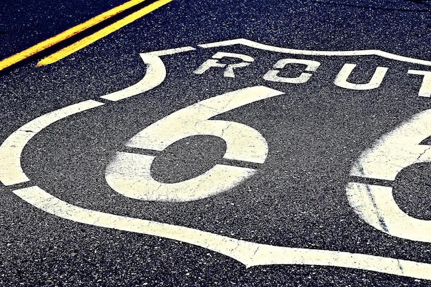 Foto hochwinkelansicht auf das schild der route 66 auf der straße