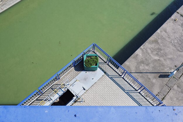 Foto hochwinkelansicht auf das schwimmbad am see