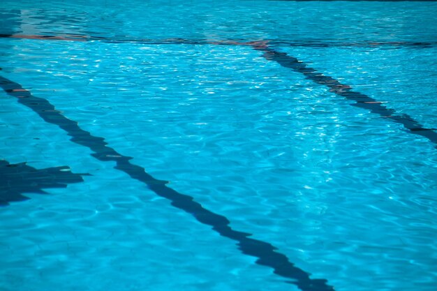 Foto hochwinkelansicht auf das schwimmbad