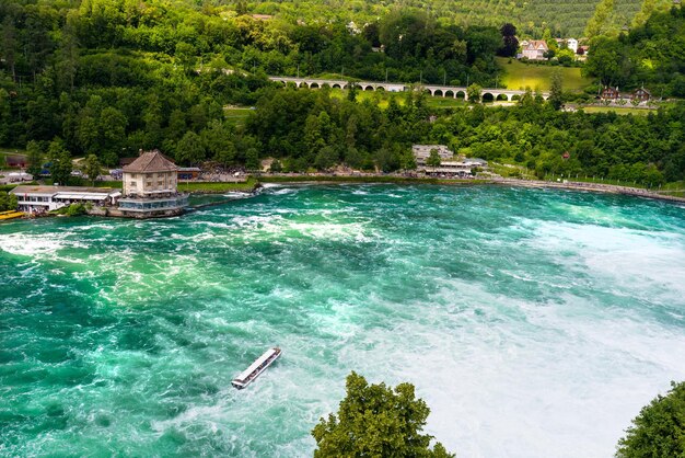 Hochwinkelansicht auf das Schwimmbad