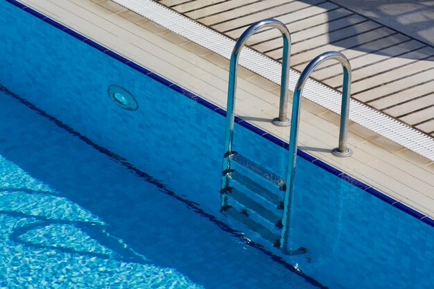 Hochwinkelansicht auf das Schwimmbad