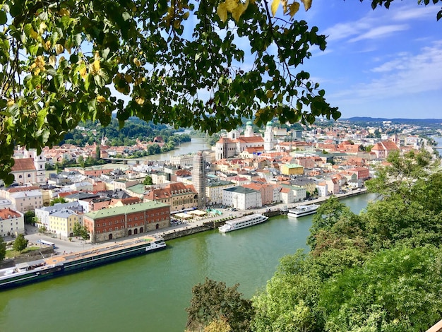 Hochwinkelansicht auf das Stadtbild am Fluss in der Stadt